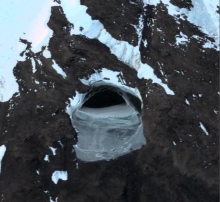 Foto satellitare postata su google earth, nella quale si vede bene uno strano passaggio, una caverna di proporzioni enormi ( 90 metri di larghezza per 30 di altezza )